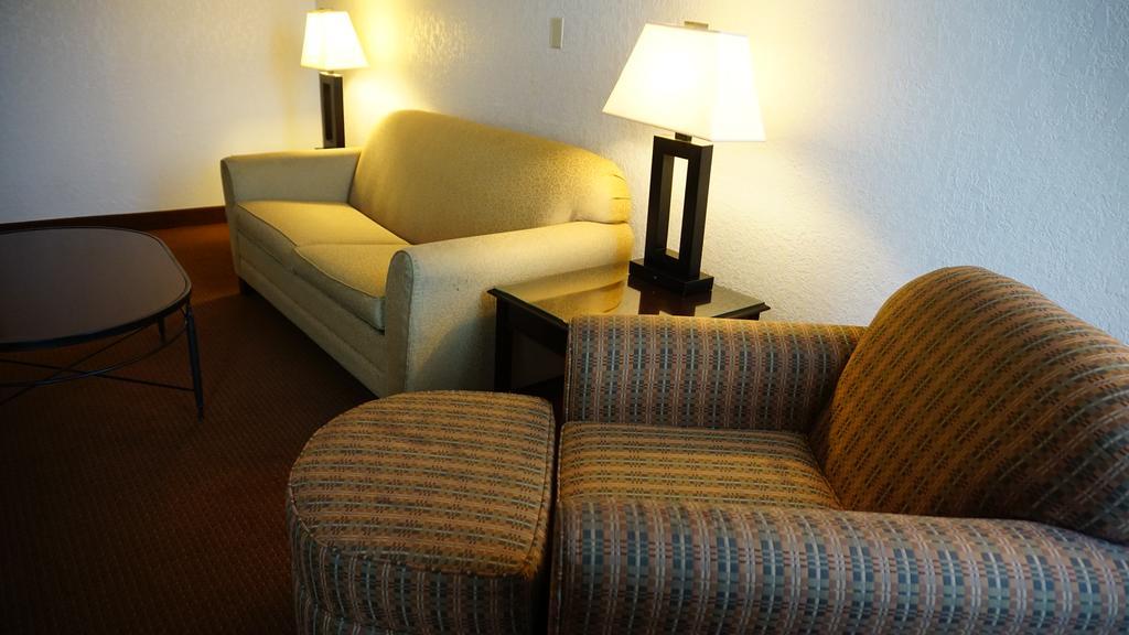 Hotel Ramada By Wyndham Wichita Airport Habitación foto