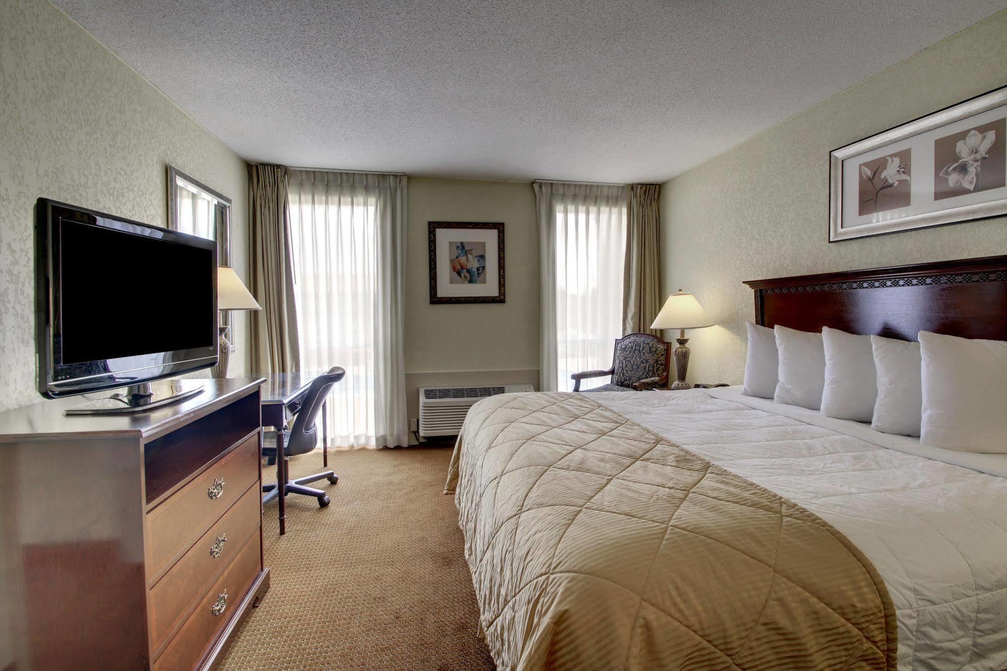 Hotel Ramada By Wyndham Wichita Airport Exterior foto